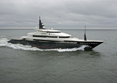 Alfa nero, lo yacht di Nuvolari & Lenard con la spiaggia privata