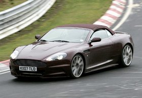 Aston Martin, già svelate le foto della nuovissima DBS Volante che vedremo al Salone di Ginevra.