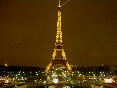 La Tour Eiffel compie 120 anni - la moda si mobilita