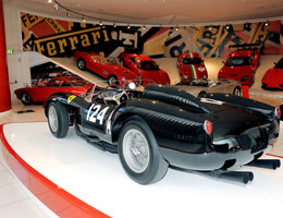 Asta a Maranello. Ferrari 250 Testa Rossa del '57 batte ogni record: è l'auto più costosa al mondo