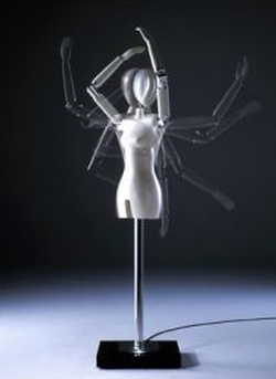 Frida Giannini riceve International Designer of the Year, mentre il Giappone ci presenta Palette, il manichino robotico