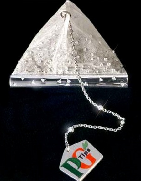 Bustina di Tè incastonata di diamanti per l'anniversario della PG Tips