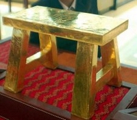 Sgabello poggiapiedi in oro dal valore di 1.3 milioni di dollari
