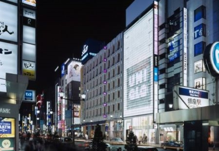 Versace vuole chiudere i punti vendita in Giappone