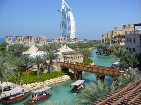 La capitale del lusso Dubai è in crisi finanziaria 