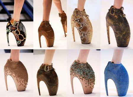 Le modelle si ribellano alle Armadillo Shoes di Alexander McQueen