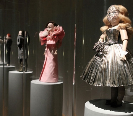 Viktor & Rolf e la loro mostra di Bambole con indosso le collezioni dal 1992 ad ora