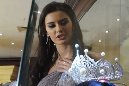 Miss Russia indossa la corona più cara al mondo