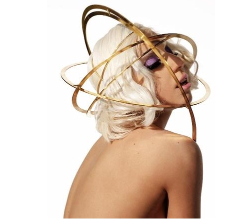 In vendita il copricapo The Orb indossato da Lady Gaga per un servizio fotografico