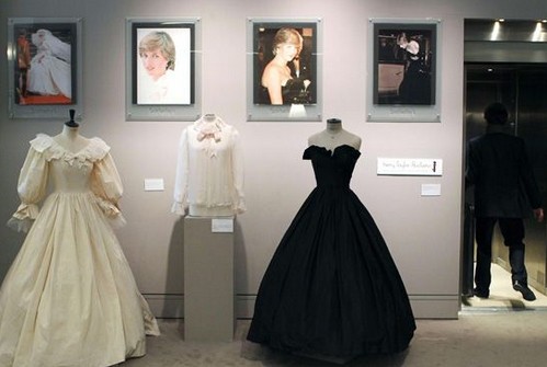 Dopo la mostra degli abiti di Lady D da Sotheby's a Parigi, l'8 giugno è in programma un asta