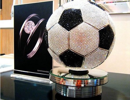 Il pallone più caro dei Mondiali: realizzato da Shimansky, ricoperto di diamanti e dal valore di 2.500.000 milioni di dollari