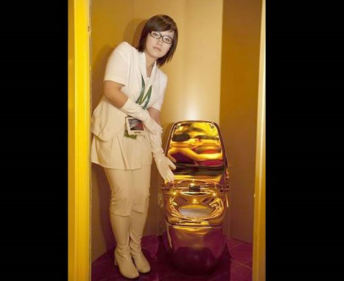 Il Giapppone presenta la toilette in oro e super tecnologica