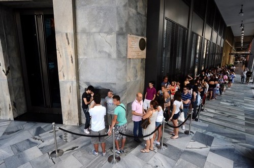 Caccia al Saldo: a Milano ore di fila nei negozi delle grandi firme