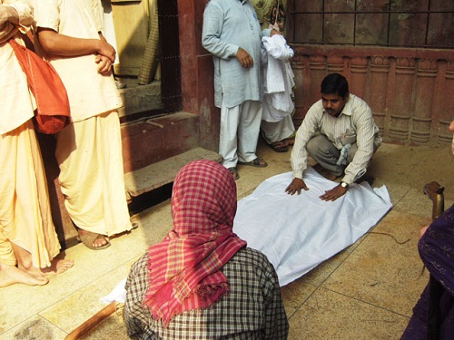 India: parroco vieta le sepolture con gioielli