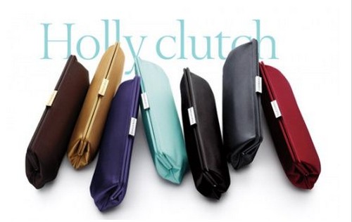 Tiffany&Co rende omaggio a Audrey Hepburn in Colazione da Tiffany, con la collezione di borse Holly Clutch Bag