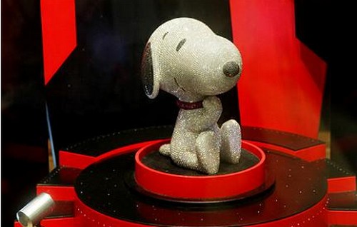 Snoopy festeggia i 60 anni di carriera con una statua  da 207 carati