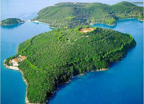 Athina Onassis ha venduto l'Isola di Skorpios a Giorgio Armani