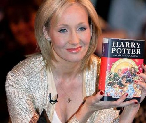 JK Rowling dona in beneficenza 10 milioni di sterline