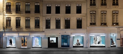 Chanel, i monomarca sono già allestiti con le vetrine invernali