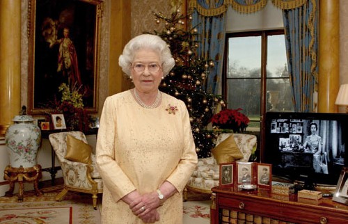 Natale 2010, la Regina Elisabetta annulla la festa: c'è crisi!