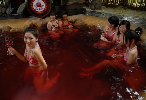 In Cina: Centro Termale con vino rosso caldo