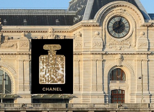 Chanel N.5 in versione macro presso il Museo D'Orsay
