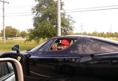 Pharrel Williams con una Ferrari Enzo