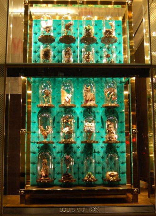 Louis Vuitton 5th Avenue: vetrine invase da animaletti in pelle in teche di vetro