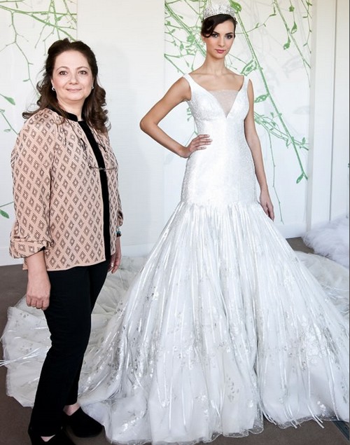 Bride Show di Abu Dhabi: presentato un abito da sposa decorato da 1.5 milioni di cristalli Swarovski