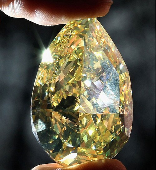 Cora Sun-Drop, il diamante giallo tagliato a pera da 110 carati
