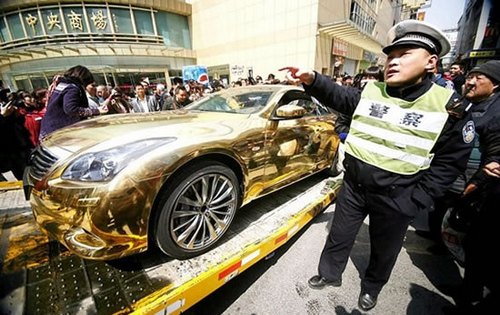 Auto Infiniti G37 in oro multata in Cina