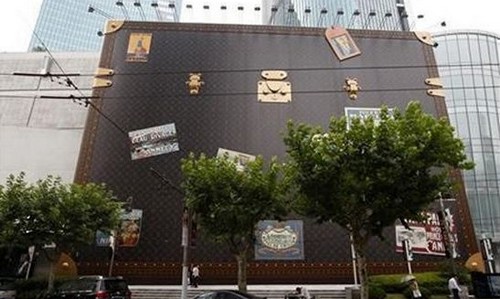 Verrà demolita la valigia di 20 metri della maison Louis Vuitton a Shanghai