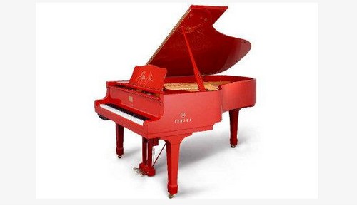 All'asta per beneficenza il pianoforte rosso autografato da Elton John