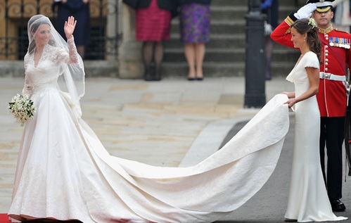 All'asta al Buckingham Palace l'abito da sposa di Kate Middleton
