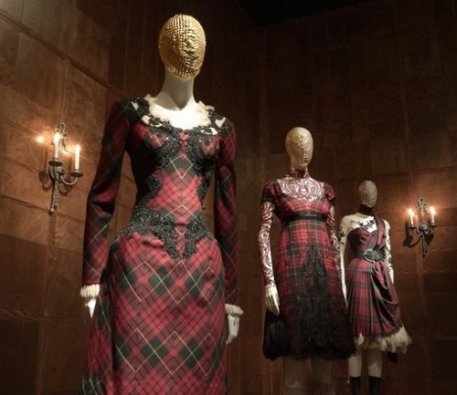 Metropolitan Museum è in mostra Alexander McQueen: Savage Beauty