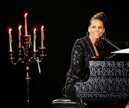 Alicia Keys festeggia il 10° Anniversario della carriera indossando gioielli De Beers