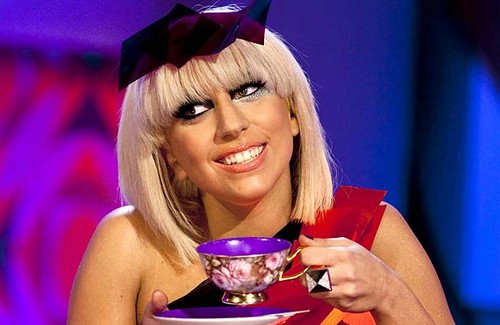 Lady Gaga spende 10 mila sterline per memorabilia reali