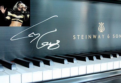 Lady Gaga: all'asta il pianoforte Steinway utilizzato nella performance di New York