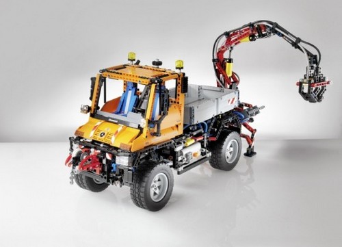 Mercedes festeggia i 60 anni di Unimog con la Lego