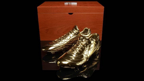 Ronaldo riceve le R9 Mercurial Golden, le scarpe in oro della Nike
