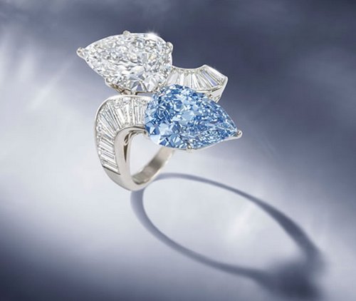 Rare-Blue-Diamond-ring-by-Bulgari