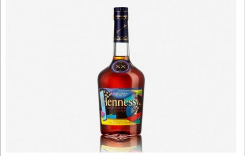 Kaws e Hennesy presentano la bottiglia Pop del Cognac VS