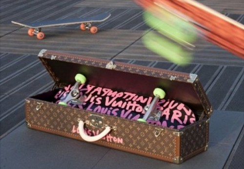 Louis Vuitton rende omaggio a Stephen Sprouse con uno Skateboard