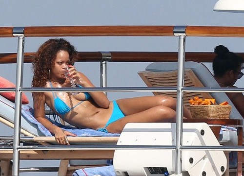 Rihanna in vacanza: yacht da 230mila euro, ski boat e champagne