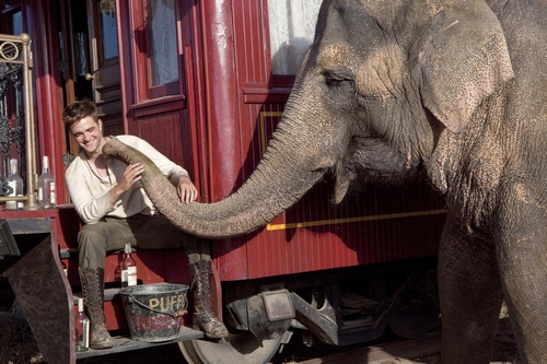 All'asta la camicia indossata da Robert Pattinson sulla locandiona del film Come l'acqua per gli elefanti