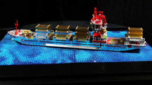 Realizzata una nave da carico in Lego e Swarovski per l'asta della Fondazione Gabrielle's Angel