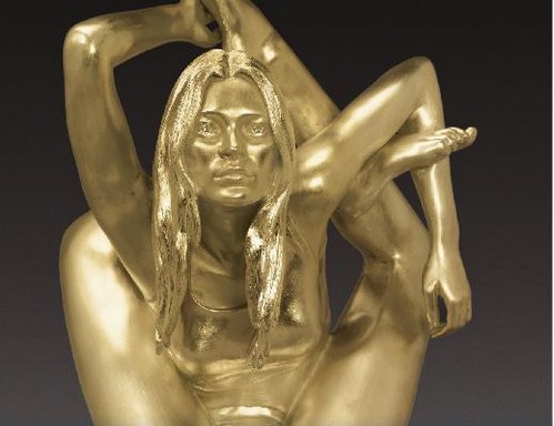 Scultura in oro raffigurante Kate Moss venduta a 900 mila sterline