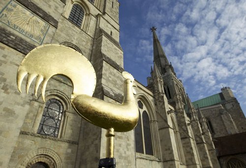 Restaurato il gallo della cattedrale di Chichester in Inghilterra ... ora è in oro 24 carati