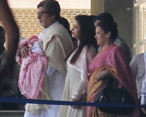 Amitabh Bachhan (L) holds his granddaugh