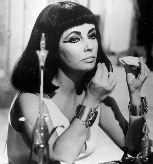All'asta la parrucca di Liz Taylor nel film Cleopatra